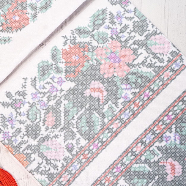 Ręcznie haftowana tkanina w pastelowych kolorach